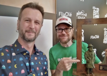 Roberto Reula junto a Santiago Segura (premio de honor 2022) que sostiene su trofeo Berlanga.