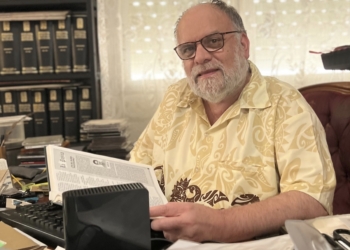 Francisco Sala lleva décadas recopilando la historia de Torrevieja | © Oriol Delgado