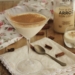 Licor de arroz servido con un toque de canela.