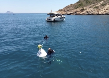El Parc Natural Serra Gelada esta reponiendo las boyas de amarre en las calas del Albir
