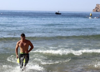 Más de 350 nadadores completan la 4ª Travesía Heartbreak Benidorm