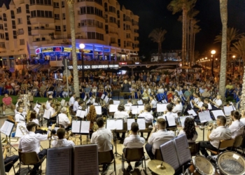La Lira de l’Alfàs ha ofrecido este fin de semana un concierto extraordinario junto al mar en la playa de l’Albir