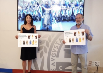 Las sillas para los desfiles de Moros y Cristianos se podrán adquirir desde este viernes en Plaza de Baix