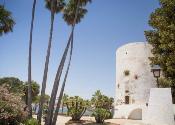 Turismo organiza para agosto la ruta Sendero Azul que recorre a pie dos kilómetros del litoral oriolano