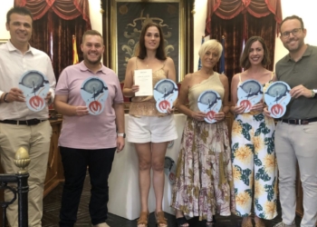 La presentación del abanico de la artista ilicitana Sol Pérez Segura y del facsímil marcan la antesala del Misteri