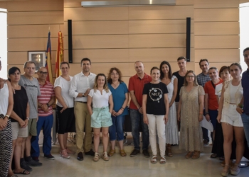 Alfafar firma el convenio con los comercios locales para el bono escolar