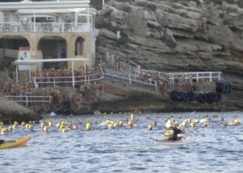 La travesía de la isla de Benidorm volverá a reunir a centenares de deportistas