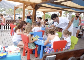 La biblioplaya de L’Albir, una isla de cultura y ocio a la orilla del mar