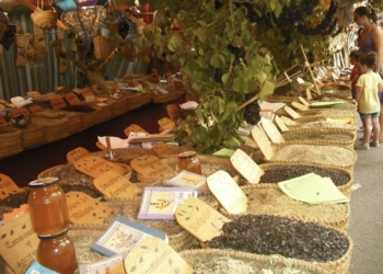 Fiesta y mercado en cruce de caminos