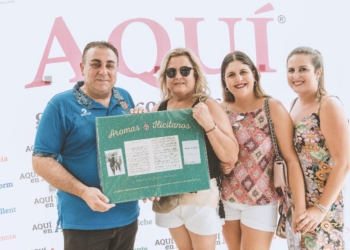 La hija y nietas de Francisco Ibarra Cascales entregan la partitura de ‘Aromas ilicitanos’