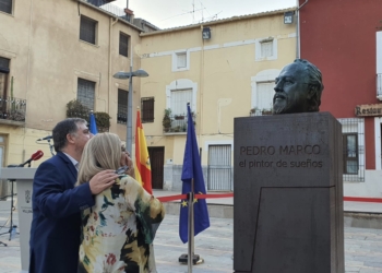 Villena dedica una escultura al pintor Pedro Marco