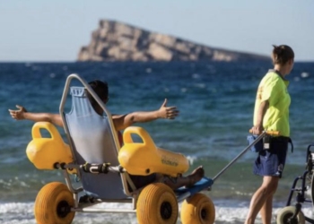 Más de 5.000 personas han utilizado los puntos de playas accesibles de Benidorm durante los dos primeros meses de temporada alta