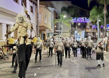 La ‘Cabalgata de Disfraces’ llenó de color y humor les Festes d’Agost