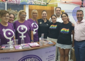 Cerca de 800 personas visitan los puntos violeta y arco iris en la noche del Castell de l’Olla