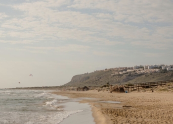 Elche cierra al baño de forma temporal parte de la playa del Carabassí por contaminación residual del agua