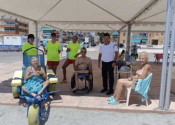 Santa Pola registra un total de 1834 servicios de baño adaptado en el mes de julio