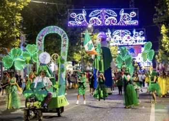 “El Dia de Sant Patrici” del Cuc-Pardal gana la Cabalgata de Disfraces