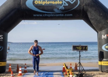 320 nadadores participan en la XX Travesía popular a nado l’Illa-Port de Benidorm