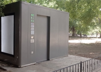 El Ayuntamiento abre el primer lavabo autolavable de la ciudad en el jardín de Enric Granados de Patraix