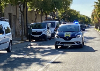 La Policía Local de San Vicente detiene a dos personas que intentaban acceder a una vivienda