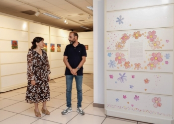 Ya se puede visitar la exposición ‘Retórica en Flor’ de Adriana Calderón en la Casa de Cultura de l’Alfàs