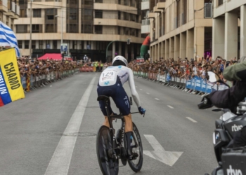 Más de 20.000 personas arroparon la Vuelta Ciclista a España en Elche
