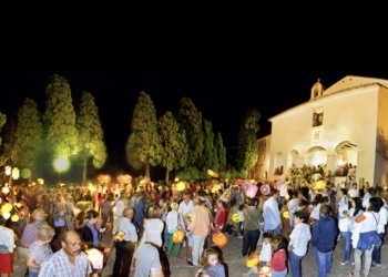 Luces agradecidas en la noche