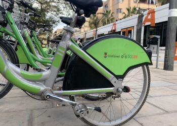 San Vicente y la UA firman un convenio para la instalación de un punto bicisanvi en el entorno universitario