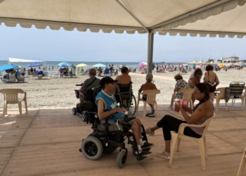 Santa Pola atiende a más de 4.200 personas durante el verano en los puntos de baño accesible