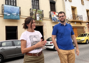 82 lienzos lucirán en los balcones del casco histórico de Petrer en la 4ª edición de “Art al balcó”