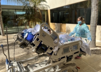 El Hospital Universitario de Torrevieja reactiva las salidas al exterior para pacientes de UCI