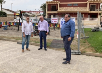Infraestructuras renueva tres zonas de juegos infantiles en Orihuela Costa