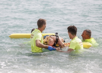 Los servicios de vigilancia y socorrismo de la playa de l’Albir realizan un ejercicio de simulacro