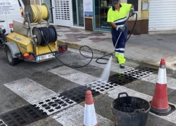 Santa Pola limpia los imbornales, alcantarillado e instalaciones de bombeo