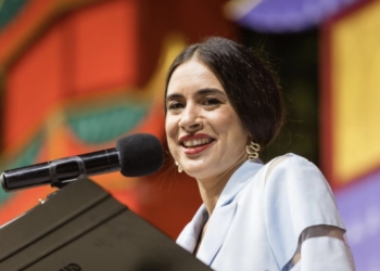 Un emotivo pregón de Blanca Paloma abre las fiestas de El Altet