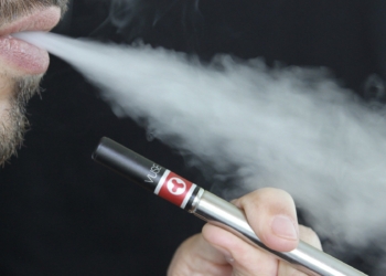 Los cigarrillos electrónicos no son una alternativa más saludable al tabaco, según un estudio realizado en la UMH