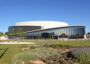 El Auditorio de Torrevieja acoge un foro sobre el turismo personalizado para familias numerosas en la Costa Blanca