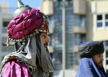 Los moros y cristianos ofrendan al patrón tras sellar la paz