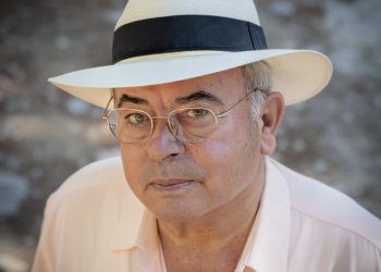 «No escribo mis poemas, los tengo almacenados en la memoria»