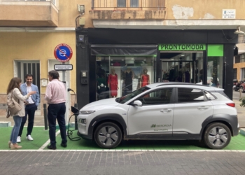Torrevieja pone en marcha cuatro puntos de recarga para vehículos eléctricos