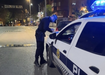 La Policía Local de Elda inmoviliza un camión cuyo conductor que dio positivo en consumo de drogas y carecía de permiso de conducción
