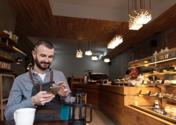 Aguas de Alicante amplía su atención multicanal con un chatbot y WhatsApp