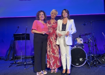 Marisa Moreno, presidenta AFAE; Puri Vives, concejala de Mayores y Francisca Riquelme Bonete, Presidenta de la Asociación Parkinson Elche en la Gala del Mayor