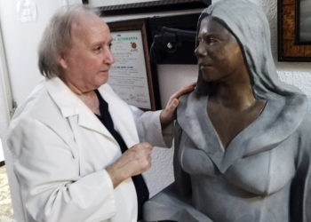 José María Martínez contempla una escultura en bronce de su autoría | Fabiola Zafra