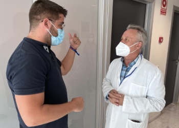 Francisco García (a la izquierda) charla con José Cano, nuevo gerente del Hospital de Torrevieja.