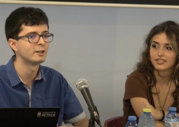 El escritor petrerí Álvaro Moreno, junto a la ilustradora Patricia Beltrán, presentando el libro 'Soy cosa mía'.