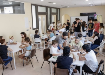 Imagen de una reunión de jóvenes en l’Alfàs del Pi.