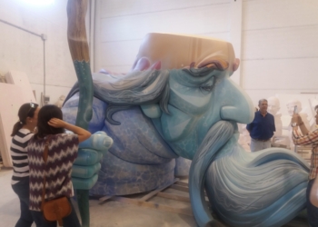 La magia de los ninots cuando aún se encuentran sin montar como falla u hoguera | F. Abad