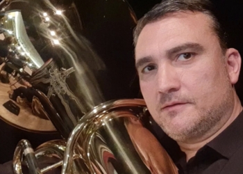 La tuba fue el instrumento que introdujo a Andrés Colomina en la música.
