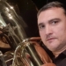 La tuba fue el instrumento que introdujo a Andrés Colomina en la música.